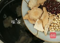 双豆土茯苓骨头汤的做法图解4