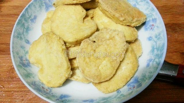 将素鸡放入盆中