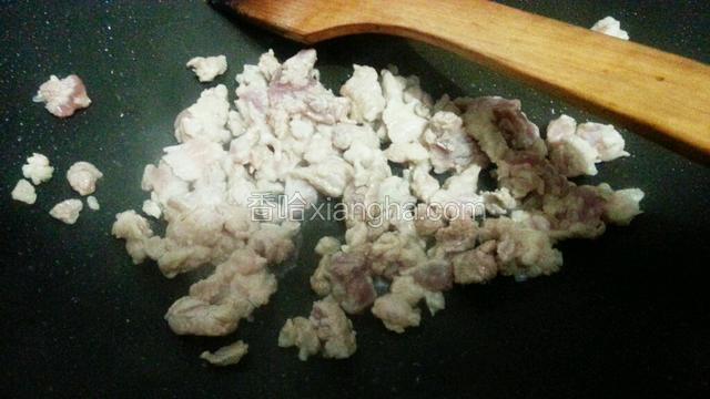 放入少许肉沫