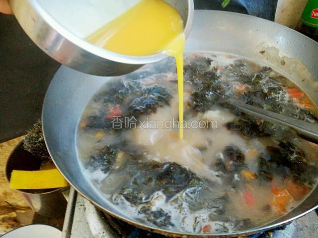 最后倒入鸡蛋，慢慢的画圈圈倒！
