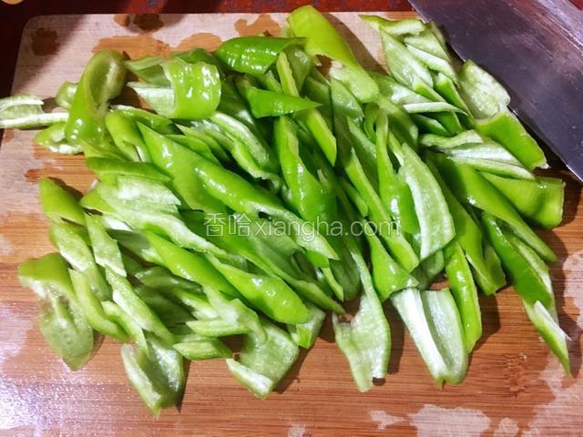 青椒切开去除籽，洗净切成小块备用