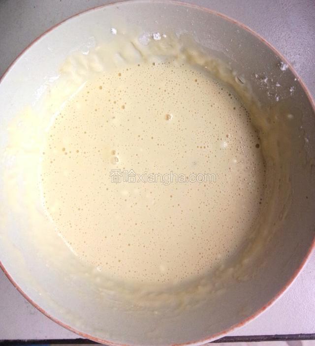 普通面粉加适量水和盐搅拌成糊状！