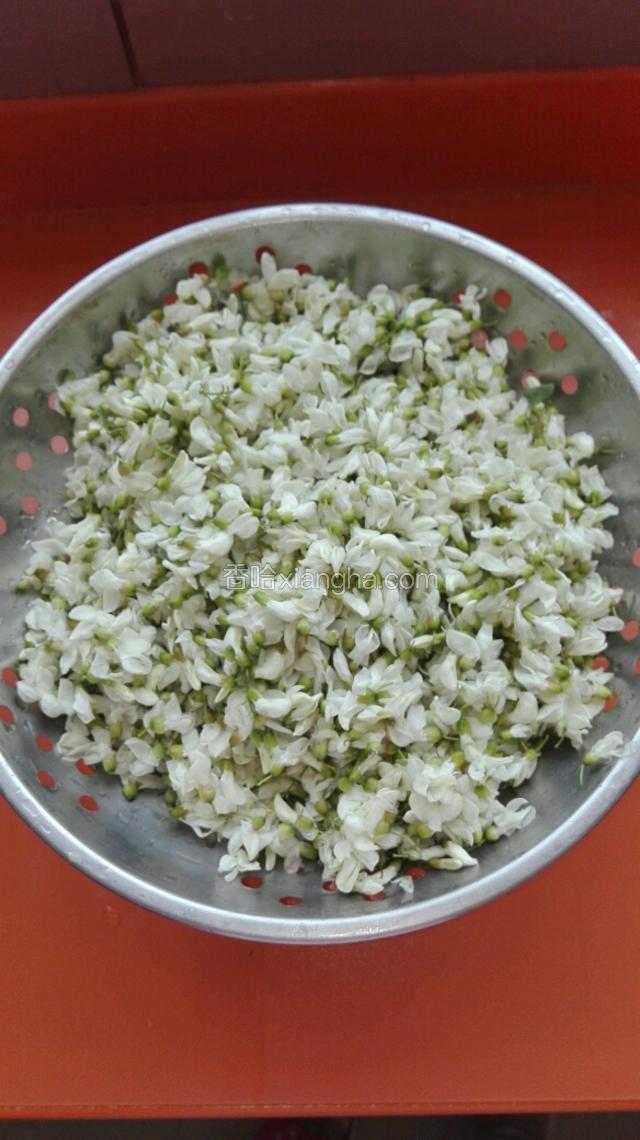 槐花洗净控干水分