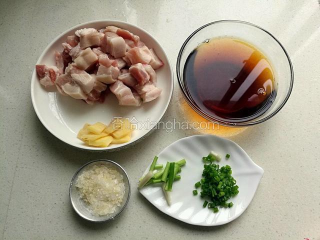 五花肉切成2到3厘米的小块，冰糖用刀拍碎，葱切成未，姜切片。