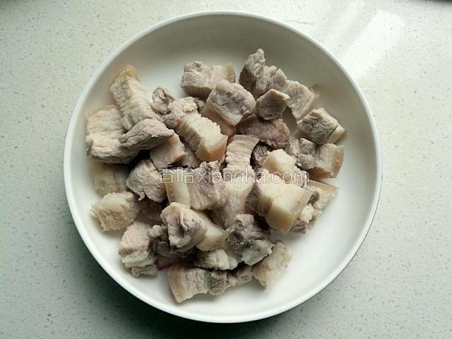 水开后焯两三分钟捞起控水备用。
