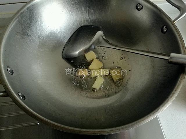 锅中油烧热放生姜片爆香。