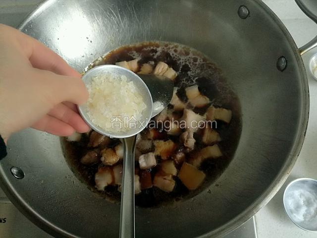 再加入适量的盐和黄冰糖搅拌均匀，料汁漫过五花肉，大火烧开转小火闷45分钟。