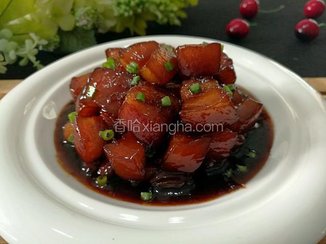 五花肉盛进盘里，浇上汤汁，洒入葱未，一道色香味聚全的红烧肉就做好了。