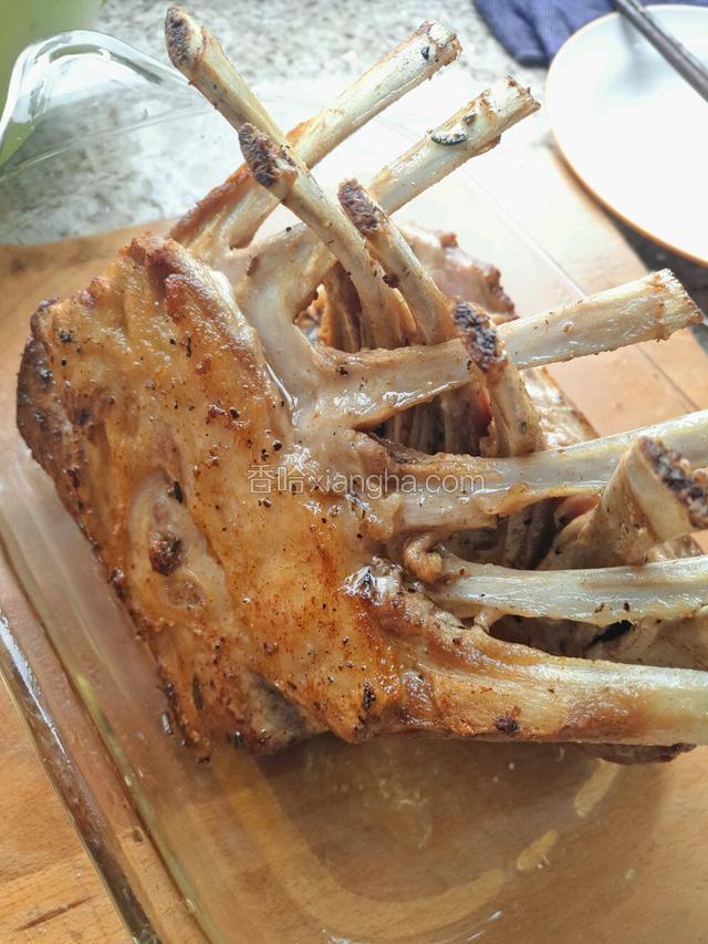 煎的差不多就直接放烤盘里，把锅里的油一并倒进去，烤箱预热。220度烤35-40分钟，视自己家烤箱脾气，喜欢生的可以烤时间短一点。