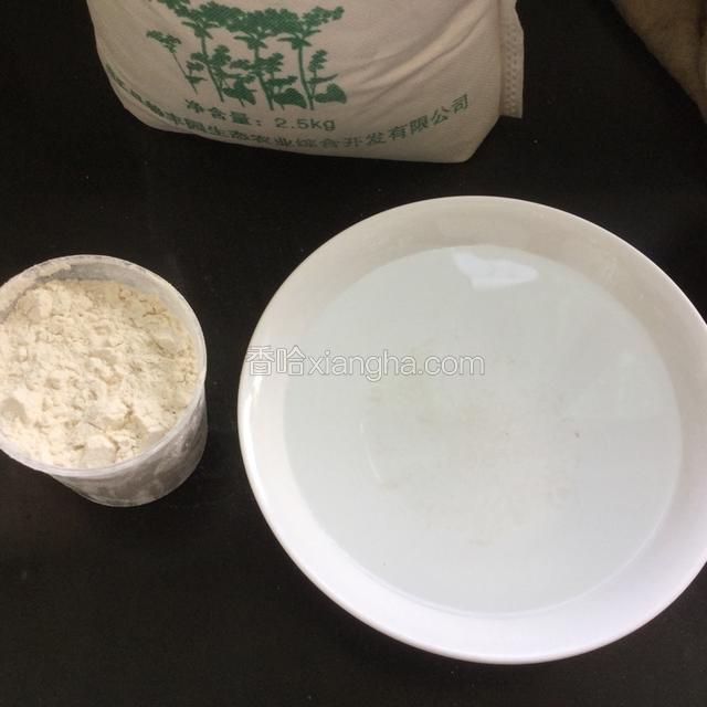 新鲜荞面一量杯，水一碗