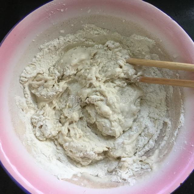 荞面放入大些的容器中，慢慢加水，先和成稀糊状！