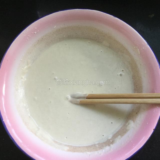 再一点一点加水，慢慢调成稀糊状！