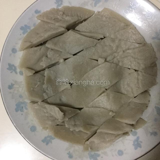 切成自己喜欢的形状，可以用芝麻酱调汁浇入凉调，也可以做个卤汁浇上吃！