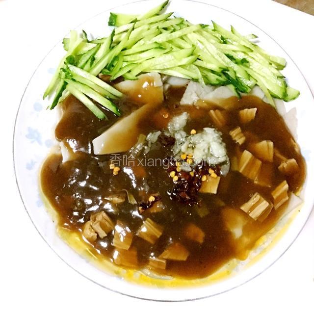 这是浇了卤，再浇上辣椒油和蒜汁，切点黄瓜丝，调起来吃美美的！