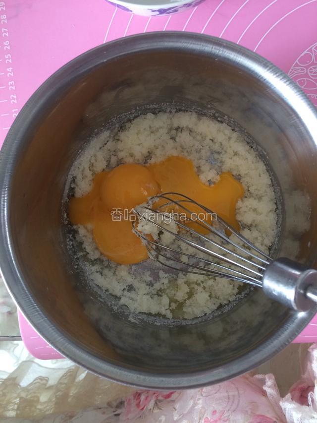 蛋黄打散，加入软化好的黄油和糖搅拌均匀