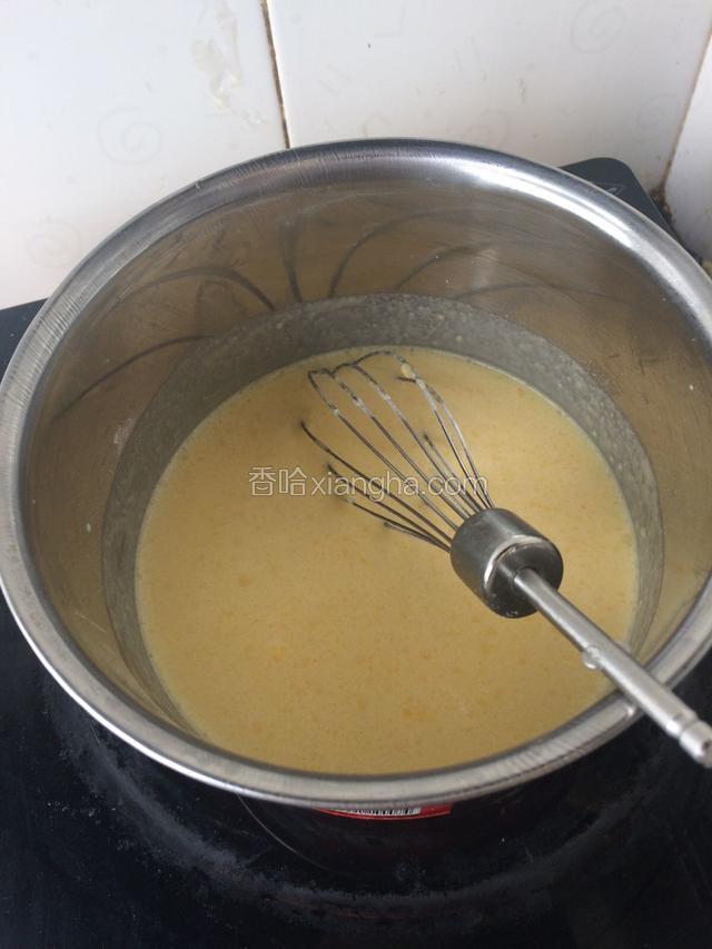 所有材料混合均匀后，倒入小奶锅，边加热边搅拌，注意小火，小心糊底