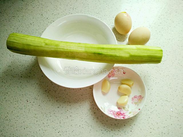 备好图中食材。丝瓜削皮洗净，鸡蛋、蒜。