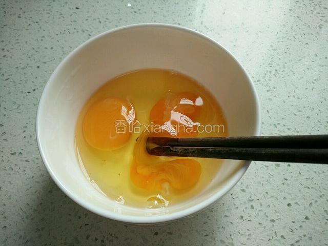 鸡蛋磕入碗中，加几滴料酒捣散。(3滴左右，去腥)。