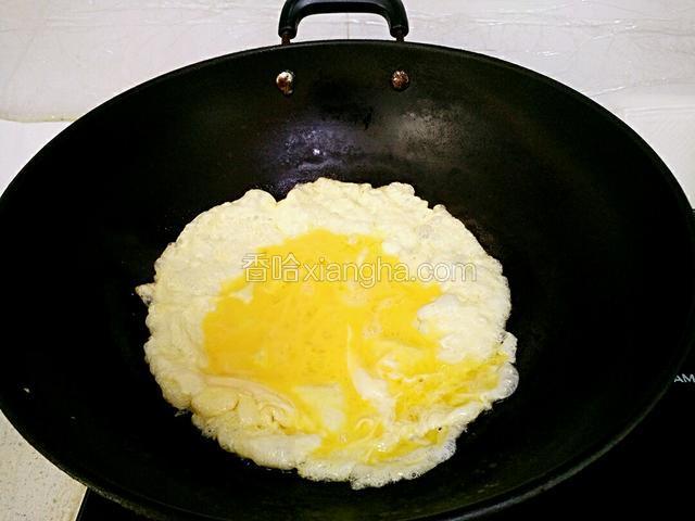 热锅冷油，倒入蛋液煎熟。