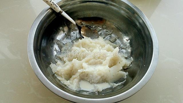 加入牛奶和盐。