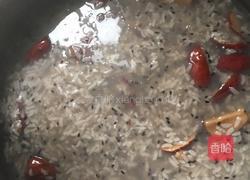 黑芝麻红枣粥的做法图解1