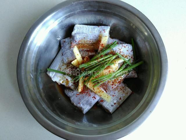 带鱼用料酒，生抽，盐，葱，姜，辣椒粉腌制
