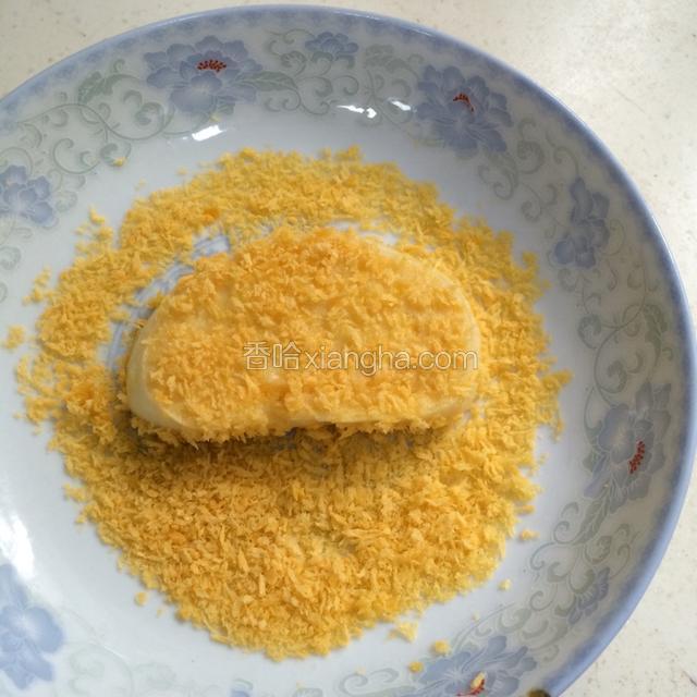 取出沾满鸡蛋液的馒头片，双面沾上面包糠。