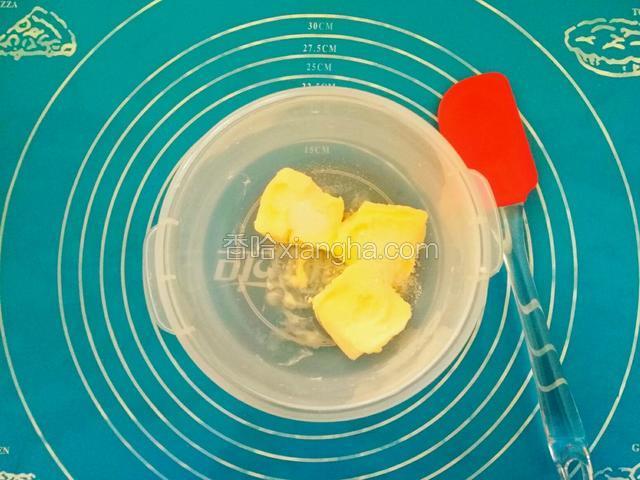 黄油室温软化后加入盐和糖，用刮刀拌匀。