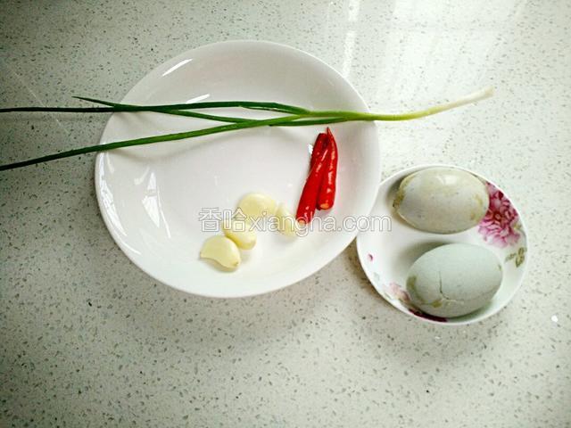 小米椒、蒜、葱洗净，皮蛋。