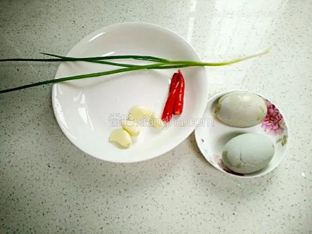 小米椒、蒜、葱洗净，皮蛋。