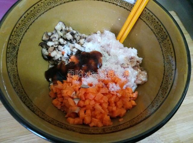 加入蚝油，生抽，胡椒粉，盐各适量