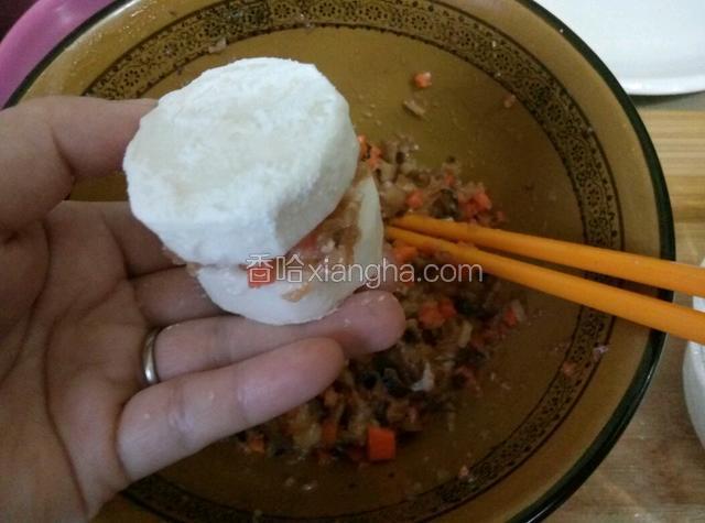 山药的另一面也沾上面粉，用没沾面粉的一面对着馅料盖上
