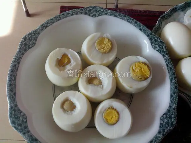 将椭圆形切去一部分漏出蛋黄
