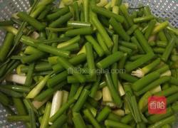 肉片炒蒜薹的做法图解1