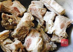 黑与白的伴舞——山药黑木耳排骨汤的做法图解1