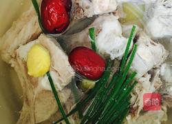 黑与白的伴舞——山药黑木耳排骨汤的做法图解3