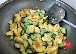 Illustration of how to make cucumber scrambled eggs 4