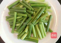 虾仁蒜苔杂炒的做法图解2