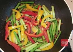 虾仁蒜苔杂炒的做法图解7