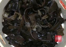 木耳炒瘦肉的做法图解1