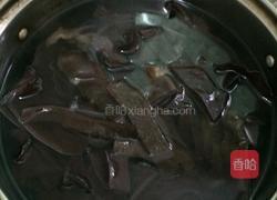木耳炒瘦肉的做法图解2