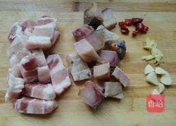 五花肉红烧咸鱼的做法图解2