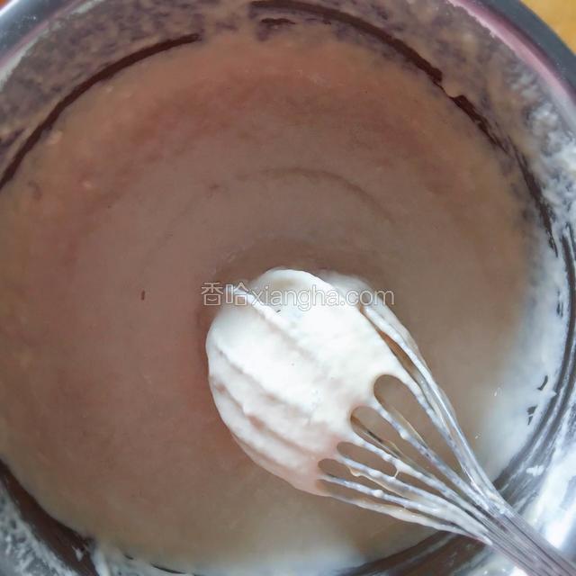 红糖冷却到35度后,倒入面粉里用打蛋器搅拌成糊状