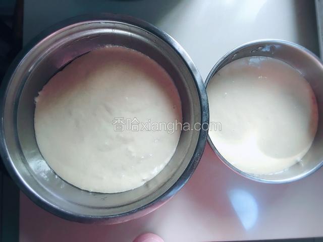 容器内抹层薄油,把面糊分别倒入容器里
