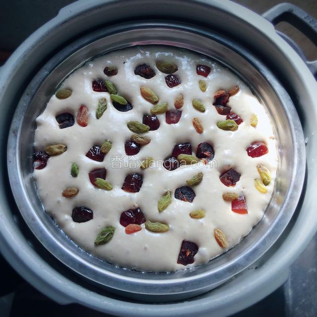 这边撒上阿娇红枣碎和葡萄干。同时两边冷水上锅，开中火把水烧开后转大火蒸至15分钟。关火后焖上3-5分钟再打开锅盖