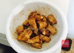 胡萝卜芹菜闷排骨的做法图解1