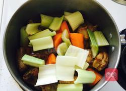 胡萝卜芹菜闷排骨的做法图解6