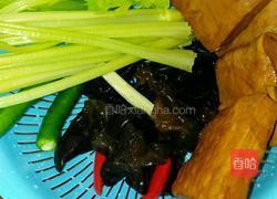 芹菜香干炒木耳的做法图解1