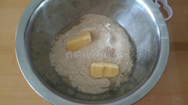 把除了鸡蛋和糖的原料放入盆里 用手抓均匀 成糠状