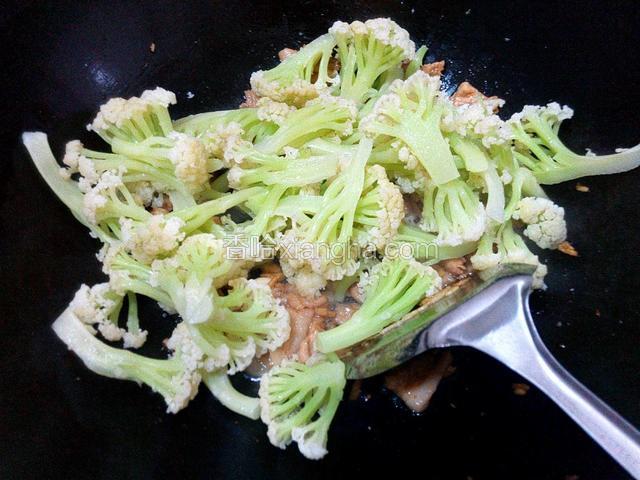 放菜花翻炒片刻